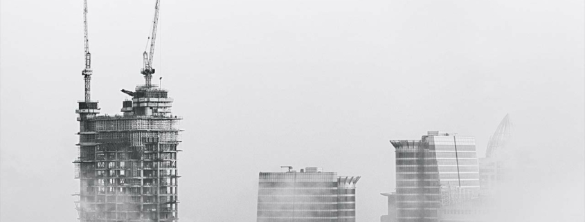 ein Hochhaus wird erbaut