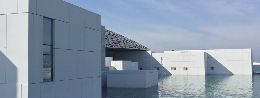 Neuartige Haeuser direkt am Wasser